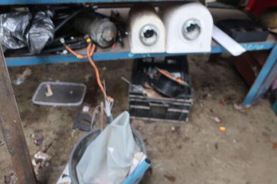 4 sektioner lagerreoler inkl. indhold (se billeder)