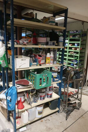 Reol inkl. indhold (se billeder)