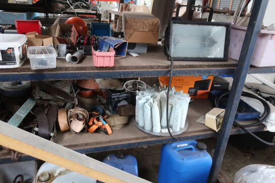 4 sektioner lagerreoler inkl. indhold (se billeder)