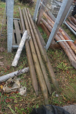 Barrels med hegnspæle (se billeder)