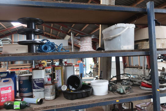 4 sektioner lagerreoler inkl. indhold (se billeder)