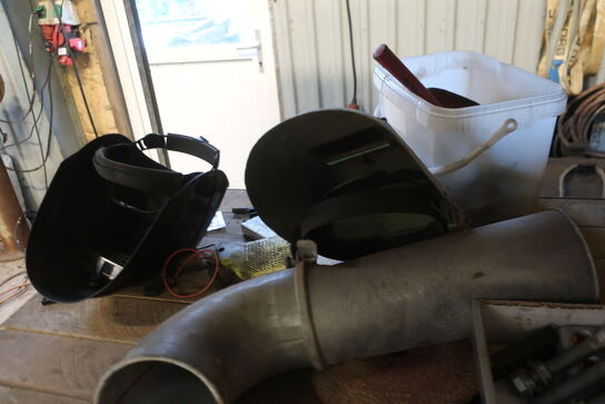 2 stk. reoler inkl. indhold (se billeder)