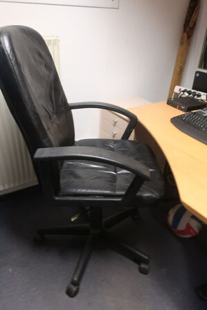 Hæve/sænkebord, kontorstol samt IT udstyr