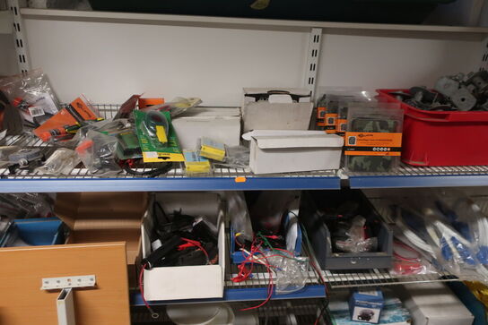 5 fag reoler inkl. indhold (hegnstilbehør m.v.) (se billeder)