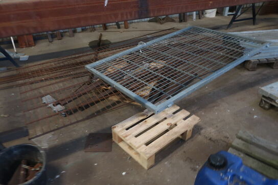 Div. metalemner (påbegyndt chassis, rionet, emner på gulv)