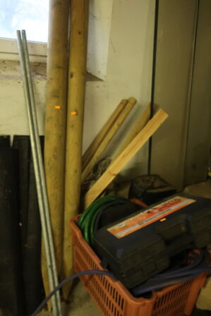 Div. hegnspæle m.v. (se billeder)