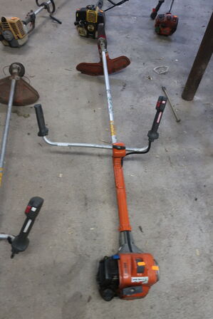 Buskrydder HUSQVARNA 323RII