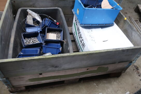 2 paller m. div. indhold (se billeder)