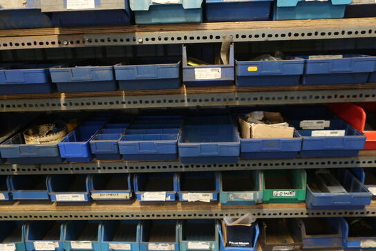 Reol inkl. indhold på og ved