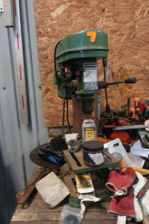 Filebænk inkl. indhold og værktøj på væg