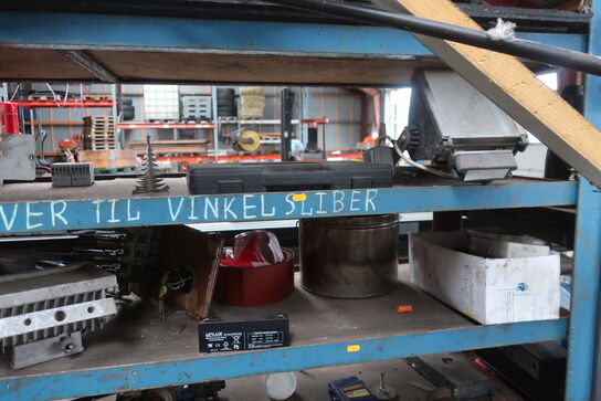 4 sektioner lagerreoler inkl. indhold (se billeder)