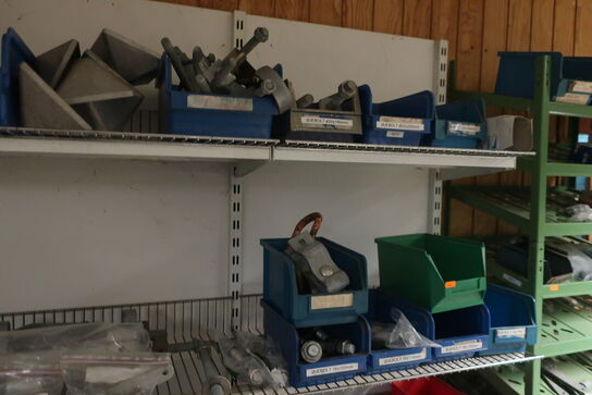 4+1 fag reoler inkl. indhold (hegnstilbehør m.v.) (se billeder)