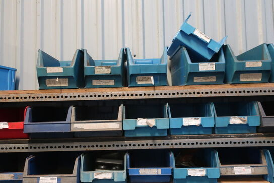 Reol inkl. indhold på og ved