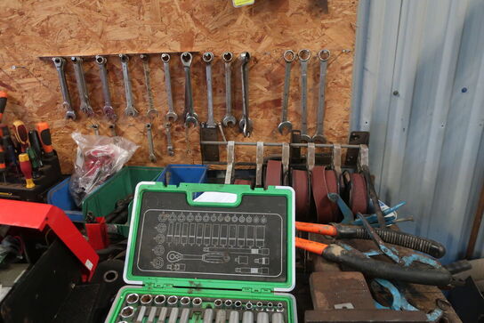 Filebænk inkl. indhold og værktøj på væg