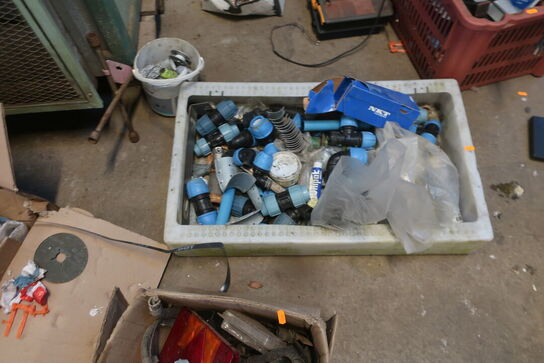 Reol inkl. indhold på og ved