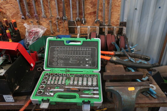 Filebænk inkl. indhold og værktøj på væg