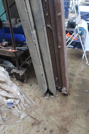 2 stk. aluslisker, 5 stk. firkantrør