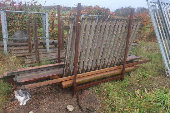 Div. barrels med hegnsmaterial (se billeder)