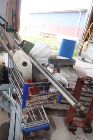 Indkøbsvogn inkl. indhold samt div. (se billeder)