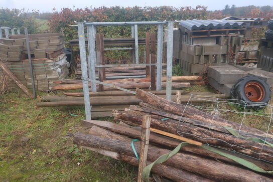 Barrels med hegnspæle (se billeder)