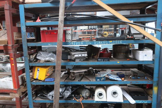 4 sektioner lagerreoler inkl. indhold (se billeder)