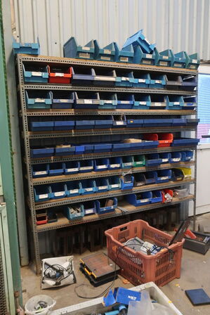 Reol inkl. indhold på og ved