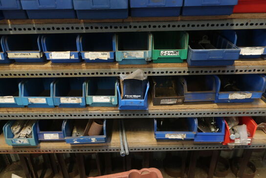 Reol inkl. indhold på og ved