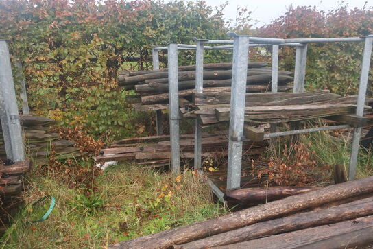 Barrels med hegnspæle (se billeder)