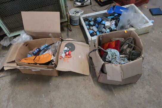 Reol inkl. indhold på og ved