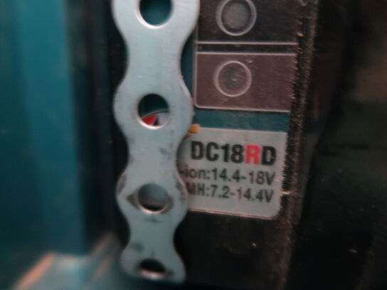 Lader dobbelt MAKITA indbygget i MAKITA kasse