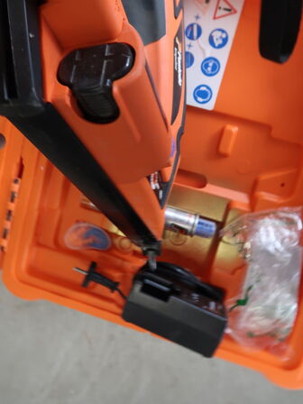 Beslagsømpistol PASLODE PPN50Ci med 1 batteri og lader