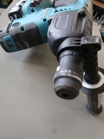 Borehammer MAKITA DHR264 med 2 batterier