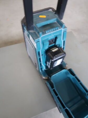 Radio MAKITA DMR115 med 1 batteri