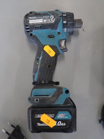 Bore-/skruemaskine MAKITA DF032D med lader og 2 batterier