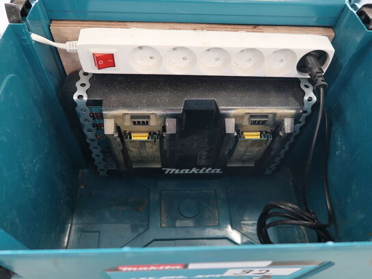Lader dobbelt MAKITA indbygget i MAKITA kasse