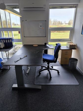 El-hæve/sænkebord  m. kontorstol og skuffemodul m.m.