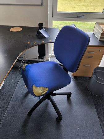 El-hæve/sænkebord  m. kontorstol og skuffemodul m.m.