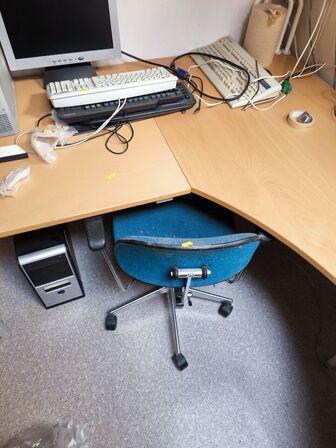 Kontostol samt borde med indhold og IT
