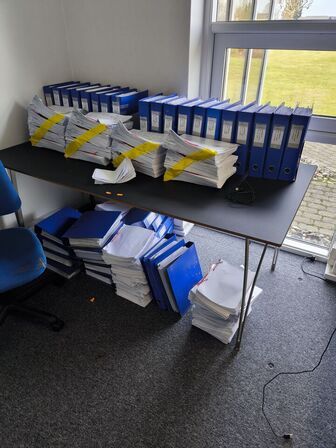 Bord/spisebord uden indhold samt kontorstol 