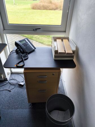 El-hæve/sænkebord  m. kontorstol og skuffemodul m.m.