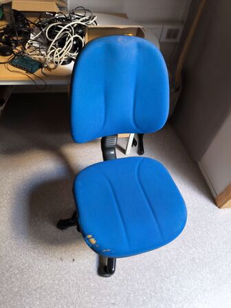 Kontostol samt borde med indhold