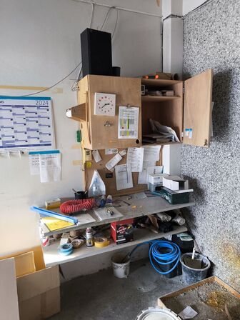 Skab og bordplader med indhold