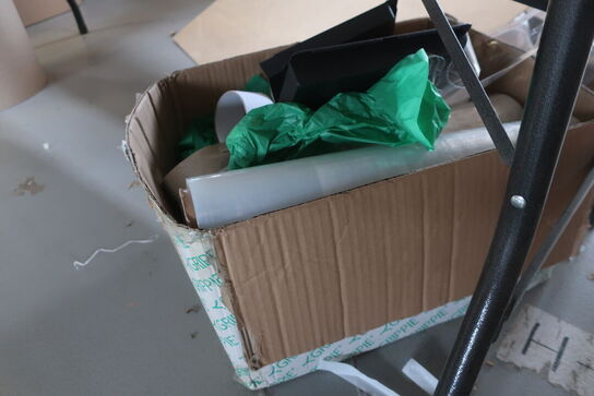 2 stk. plastfoldeborde, tapedispensere m.v. (se billeder)