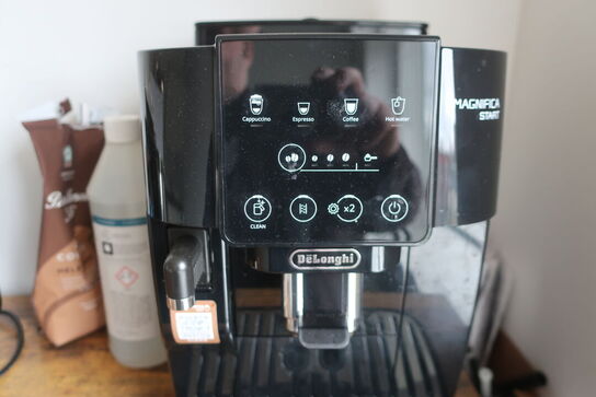 Højbord inkl. microovn & DELONGHI kaffemaskine m.v.