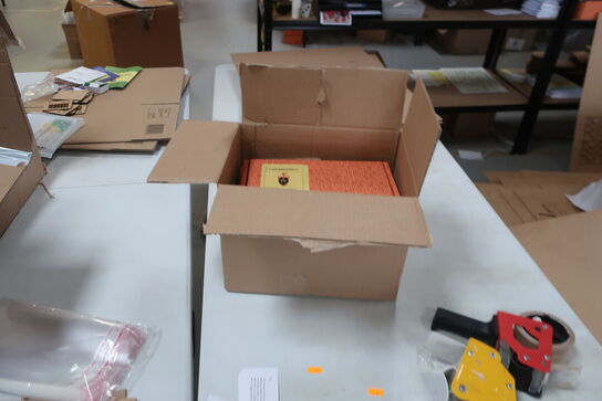 2 stk. plastfoldeborde, tapedispensere m.v. (se billeder)