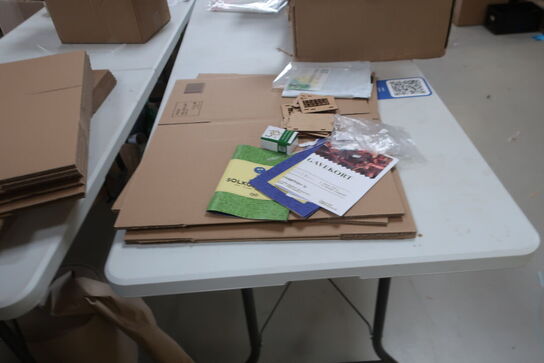 2 stk. plastfoldeborde, tapedispensere m.v. (se billeder)
