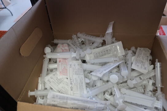 5 fag lagerreoler i sort inkl. indhold (se billeder)