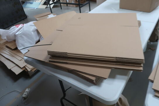 2 stk. plastfoldeborde, tapedispensere m.v. (se billeder)