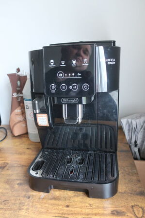 Højbord inkl. microovn & DELONGHI kaffemaskine m.v.