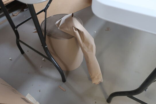 2 stk. plastfoldeborde, tapedispensere m.v. (se billeder)